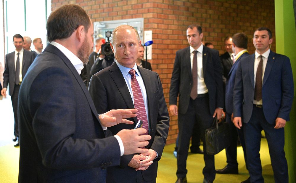 Роботы Путина: президента в Яндексе познакомили с "Алисой" и беспилотником