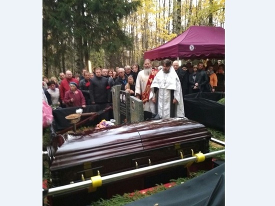 На похороны Дмитрия Марьянова принесли венок с загадочной надписью