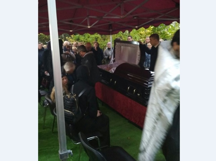 На похороны Дмитрия Марьянова принесли венок с загадочной надписью