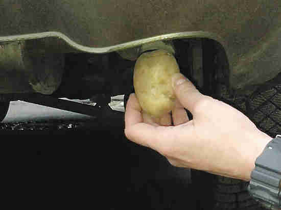 Можно ли отомстить соседу, забив картошку  в выхлопную трубу его авто