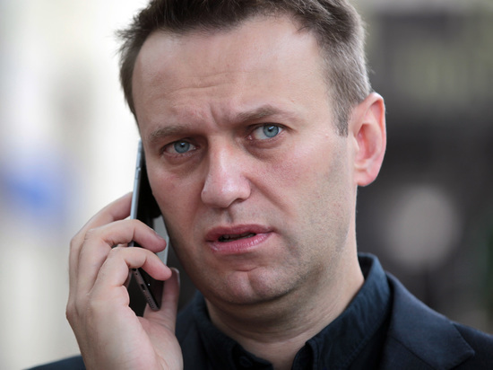 Ликвидация фонда Навального поставила его в непростое положение