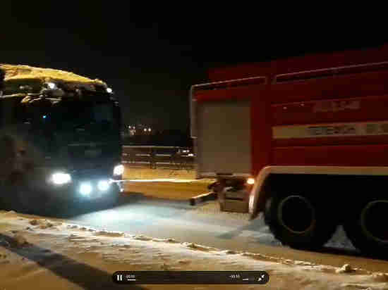 Спецтехника МЧС вывозит фуры с Гагаринского моста в Калуге. Видео