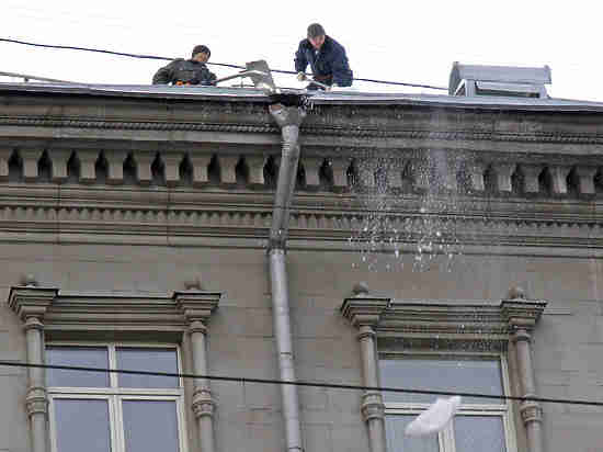 Чиновники определились, как часто нужно чистить крыши от снега