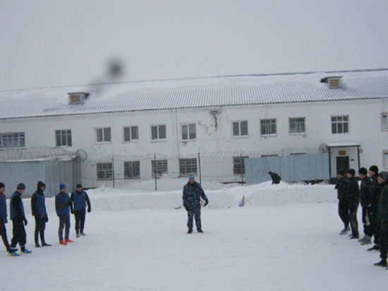 Осужденные из кузбасской туберкулезной колонии сыграли в футбол на снегу 