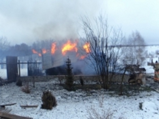 Жарили шашлыки и спалили дачу: в Рыбинском районе сгорел дом