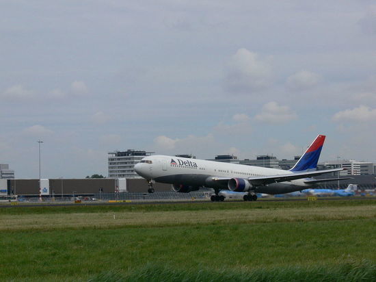 Американская авиакомпания Delta отказалась от прямых перелетов в Россию
