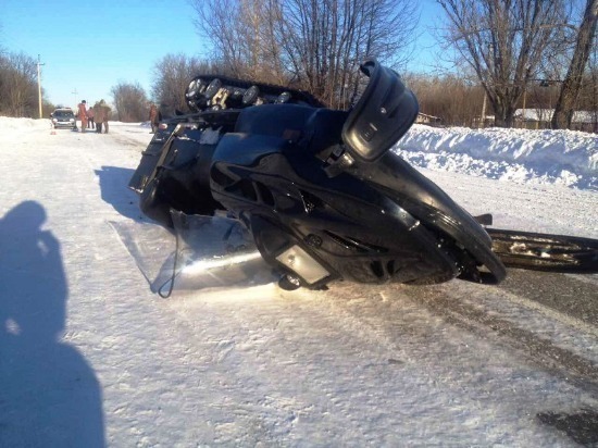 В Приволжском районе снегоход столкнулся с пикапом, один человек пострадал 