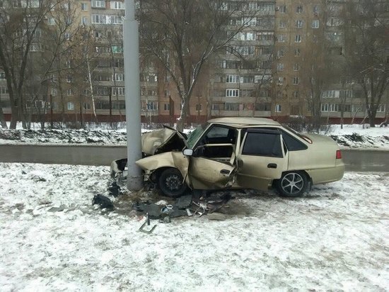 В Оренбурге на объездной Деу Нексия врезалась в столб, водитель серьезно пострадал 