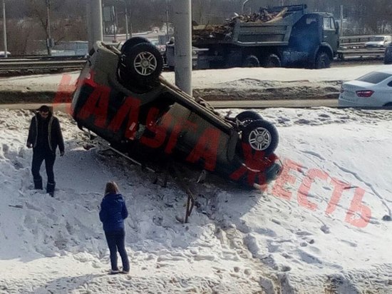 Джип перевернулся возле Гагаринского моста в Калуге 