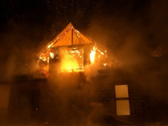 Сразу два частных дома горели в ночном пожаре под Котласом