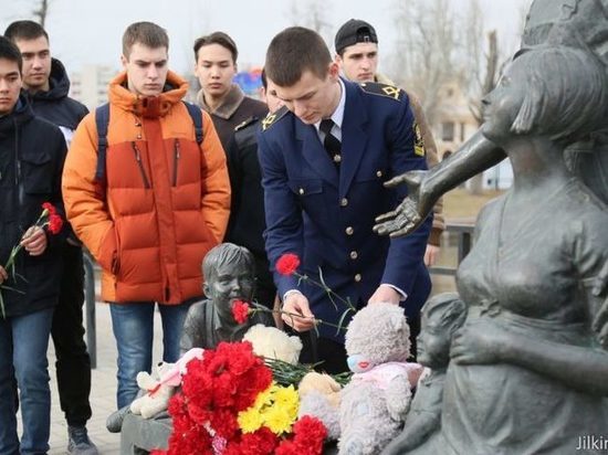 Астраханцы выражают соболезнования семьям погибших в Кемерово акцией 