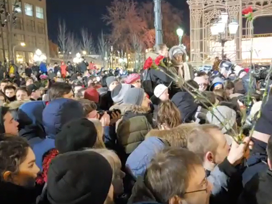 На акции памяти кемеровских жертв на Пушкинской Навальный молчал
