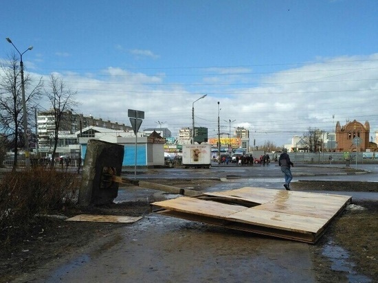 Рекламный щит упал на женщину в Дзержинске
