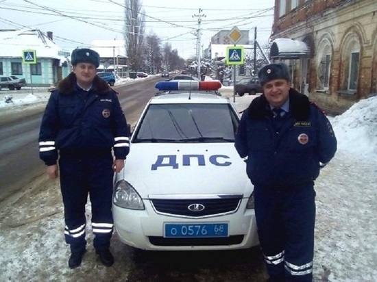 Мичуринских автоинспекторов наградили медалью МЧС России за спасение людей на пожаре