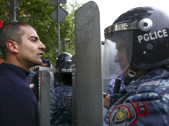 «Бархатная революция» в Армении: власти налаживают диалог с оппозицией силой