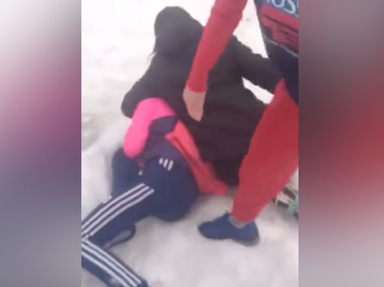 Новое избиение на камеру: в Сыктывкаре школьницу запинали ногами