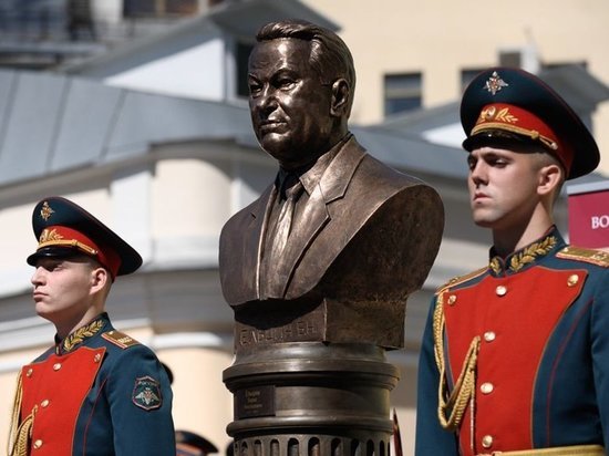 Борису Ельцину установили памятник в Москве