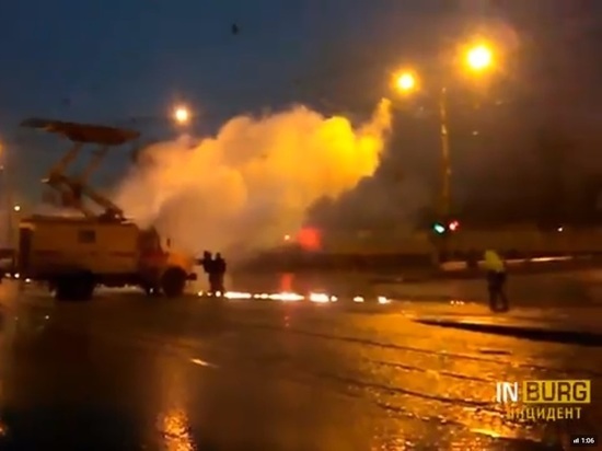 В Екатеринбурге во время репетиции парада Победы загорелся автомобиль