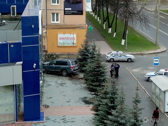 Lexus протаранил фасад здания компании в центре Кемерова