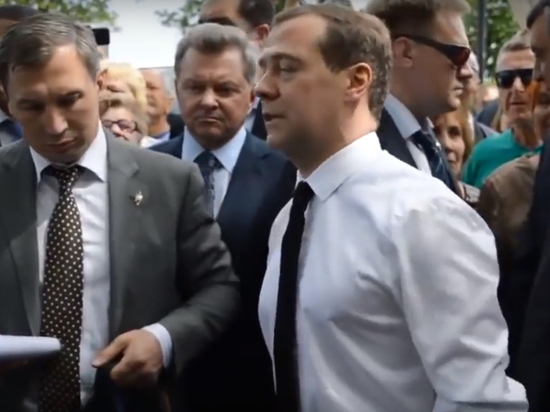 «Путин ему гайки прикрутит»: журналисты нашли пенсионерку, которой Медведев пожелал «держаться»
