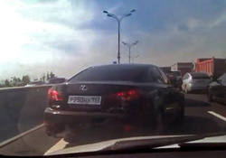 Водитель Lexus с мигалкой напал на корреспондента "Новой газеты"