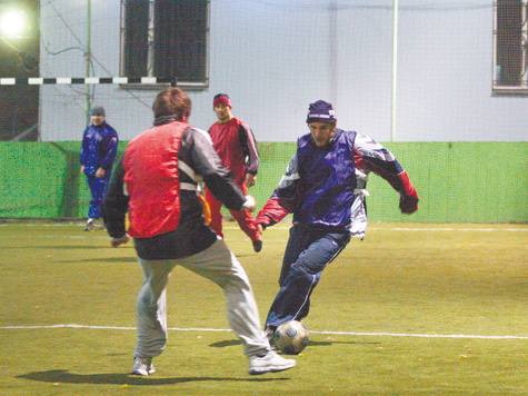 Футболист Сайтиев в атаке. Фото: Наталия Губернаторова Футболист Сайтиев в атаке. Фото: Наталия Губернаторова