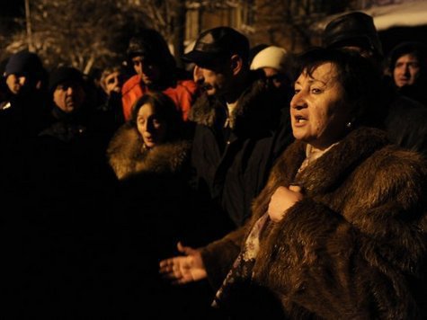 Победивший кандидат в президенты Южной Осетии Алла Джиоева беседует со своими сторонниками