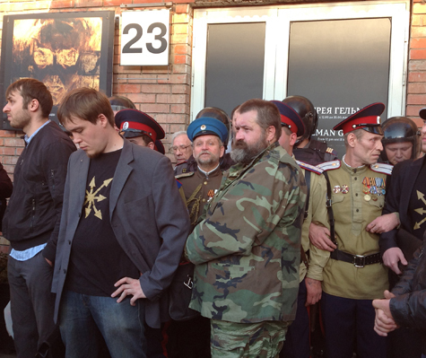 											Казаки и православные активисты блокируют вход на выставку										
