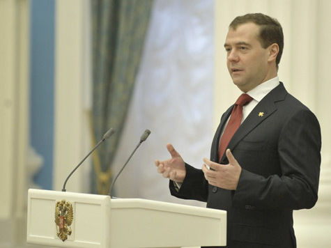 Медведев приказал заморозить тарифы ЖКХ