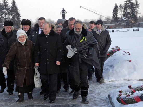 Путину показали могилу брата, погибшего в блокаду