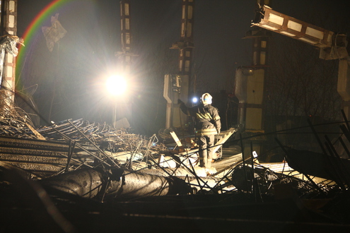 Бетонный дом рухнул, как карточный