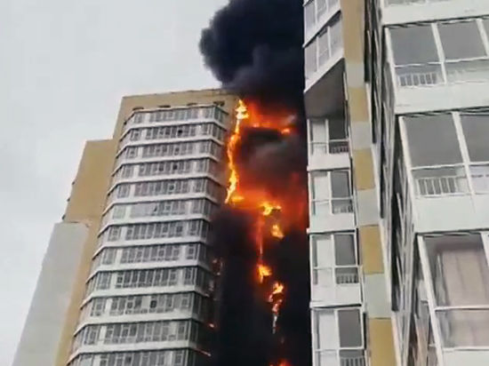 Жилой 25-этажный дом в центре Красноярска загорелся, как факел