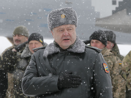 Порошенко отбыл на фронт: в Дебальцево украинские военные выходят со всем вооружением