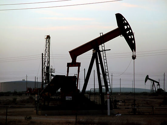 Цена на нефть упала до шестилетнего минимума на фоне увеличения запасов в США и Китае
