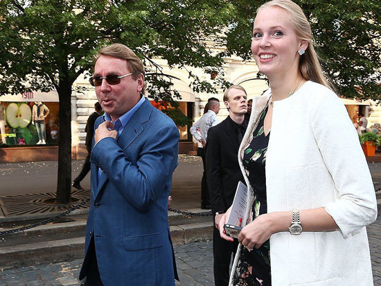 Дмитрий Медведев сделал селфи на свадьбе экс-управделами президента Владимира Кожина с «мобильной блондинкой»