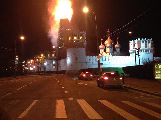 В Москве горит колокольня Новодевичьего монастыря