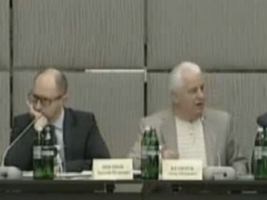 Яценюка на круглом столе национального согласия облили презрением