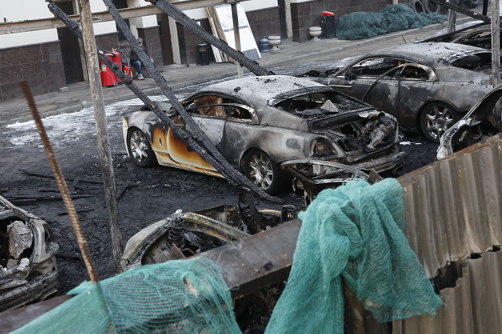сгоревшие машины 
