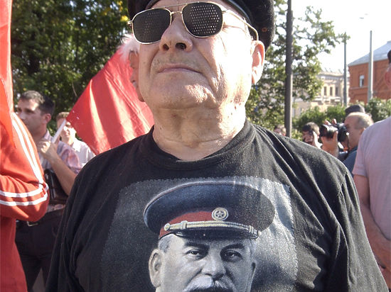 Коммунисты предложили сажать на 10 лет тех, кто сравнит Сталина и Гитлера