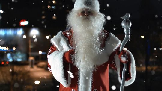 новый год волшебство. дед мороз в новогоднюю ночь. дед мороз и девочка. деды морозы ночь. деды морозы ночь.