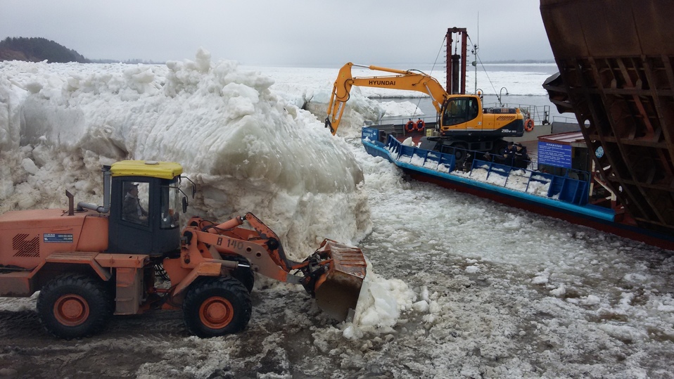 Паром через енисей в енисейске. Переправа через енисей сегодня. Паром через енисей в еруду. Временная ледовая переправа. Паром котельнич.