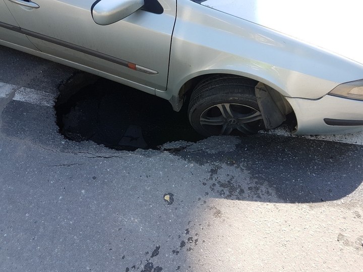 Иномарки в липецке в начале 00. В сша машина провалилась под асфальт. Пешеходный переход на зегеля в липецке. Машина провалилась под асфальт липецк. Липецк дыра в асфальте.