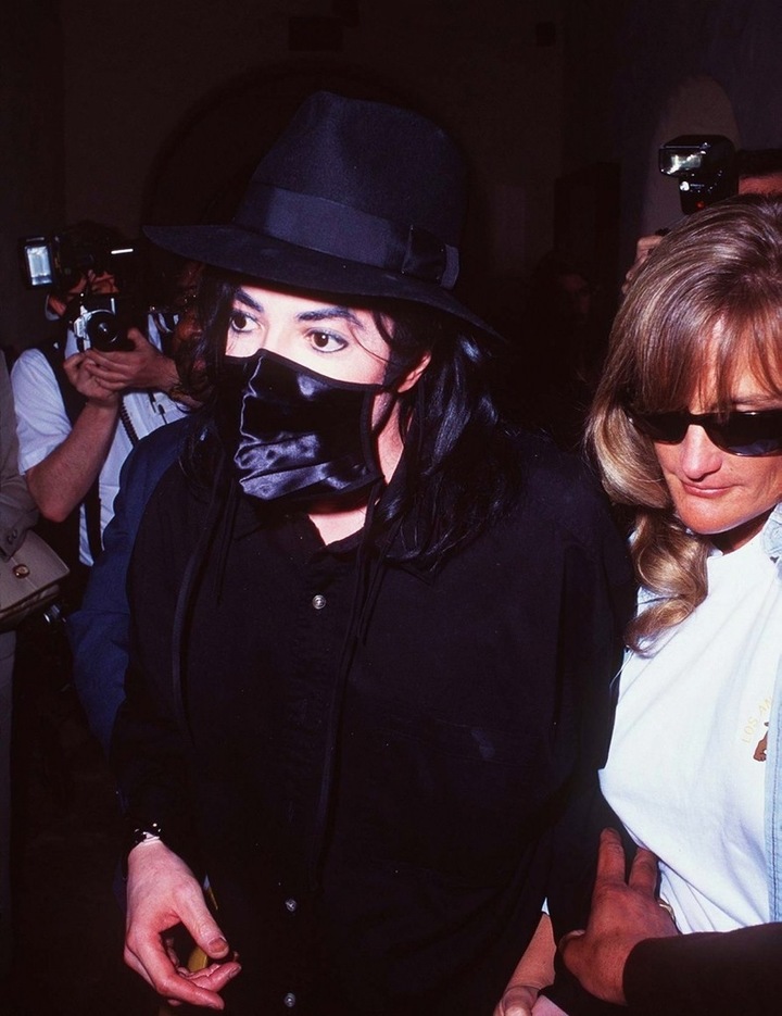 Картинки по запросу Майкл Джексон носил маску и пластырь