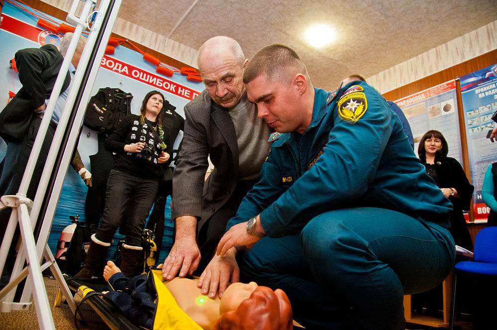 Этапы проведения искусственного дыхания. Искусственное дыхание рот в рот. Искусственное дыхание при утоплении. Слр искусственная вентиляция легких. Искусственное дыхание методом рот в нос.