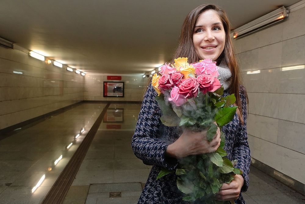 Московское метро женщина. Женщины в метро с цветами. Минск розы в метро. Блогер который в метро дарил цветы.