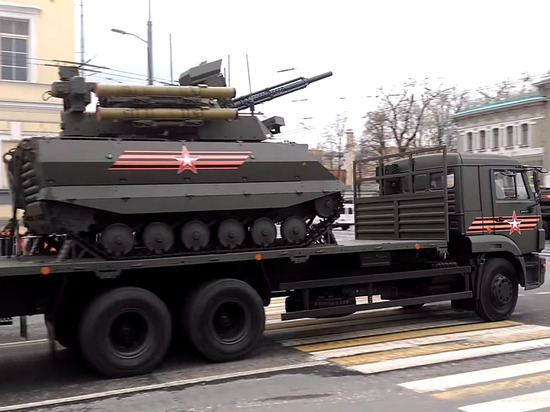 Москвичам показали танки, холодная погода праздника не испортила