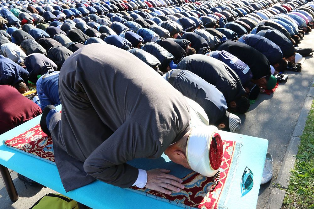 Ураза в чечне. Ураза байрам в Москве. Мусульмане молятся в Москве. Ураза байрам в Чечне. Мусульмане в Москве молятся на улице.
