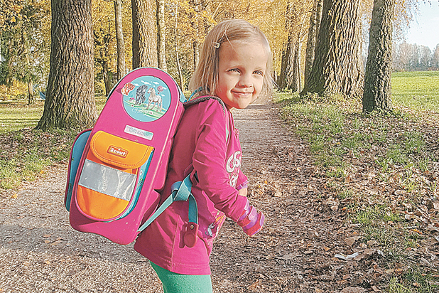 Девочка инвалид. Ребенок в инвалидной коляске. Девочка инвалид. Девочка с ограниченными возможностями. Ребенок в инвалидной коляске.