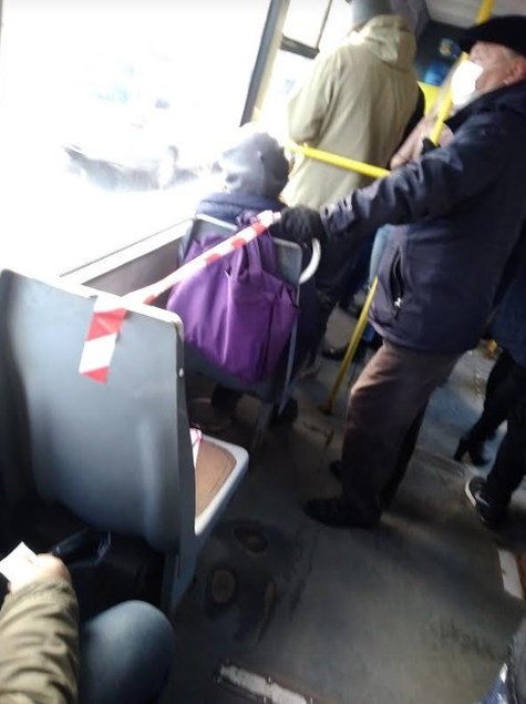 Забытые вещи в общественном транспорте. Сумка в автобусе. Сумка в автобусе. Бесхозная сумка в автобусе. Сумка в автобусе.