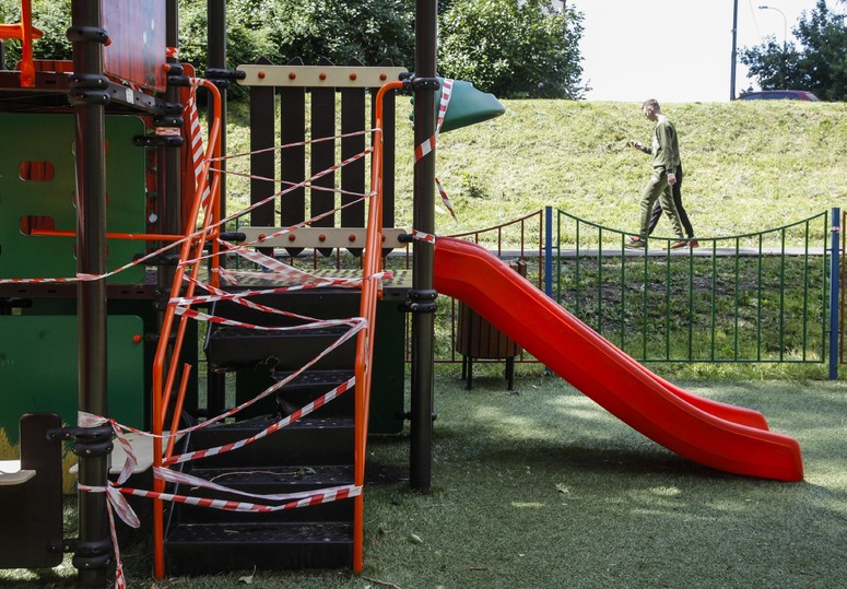 В Москве обнаружили опасные детские площадки: приходится вызывать МЧС - МК